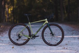 Grünes Bianchi Arcadex AL Aluminium Gravel Bike in light green/forest green