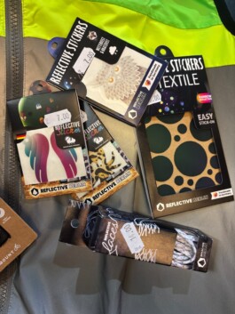 Hilfsmittel für Velofahrer im Dunkeln: Reflektierende Westen, Sticker und Schuhbändel von Gofluo und Reflective Berlin