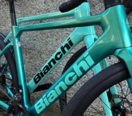 Zwei identische Bianchi Sprint Rennvelos. Einmal in traditionellem Celeste, einmal im neuen Celeste Metallic.