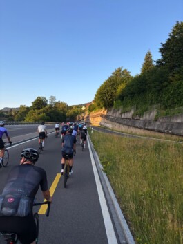 Eine Gruppe von Rennvelofahrern absolvieren die 333km Tour am längsten Tag des Jahres